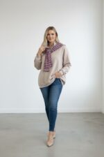 Sweat grande taille col montant à détail foulard rayé – Confort chic & touche graphique – Image 2