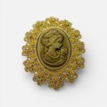 Broche Camée Dorée Médaillon Baroque & Cristaux Lumineux