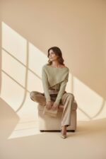 Pull Lurex À Effet Croisé Dos Élégance Lumineuse