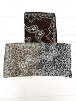 Carré Satinée Cachemire Léopard aux Détails Ornementaux – Image 2