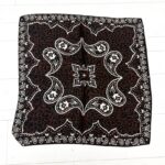 Carré Satinée Cachemire Léopard aux Détails Ornementaux