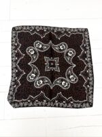 Carré Satinée Cachemire Léopard aux Détails Ornementaux