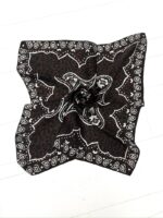 Carré Satinée Cachemire Léopard aux Détails Ornementaux – Image 5