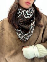 Carré Satinée Cachemire Léopard aux Détails Ornementaux – Image 4