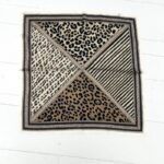 Carré Léopard Chic aux Bordures Contrastées