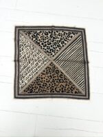 Carré Léopard Chic aux Bordures Contrastées