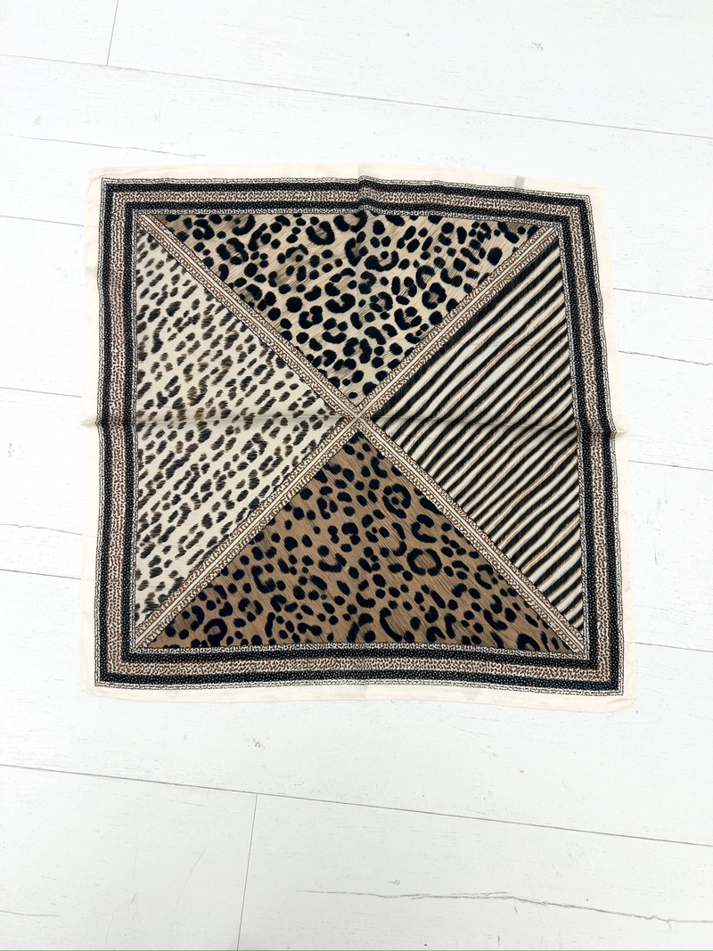 IMG_0679 Carré Léopard Chic aux Bordures Contrastées – Image 1