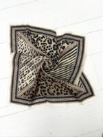 Carré Léopard Chic aux Bordures Contrastées – Image 4