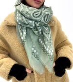 Écharpe Bandana Graphique en Viscose Fluide – Image 3