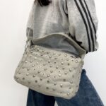 Sac Hobo Vegan à Clous Métalliques Graphiques