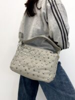 Sac Hobo Vegan à Clous Métalliques Graphiques