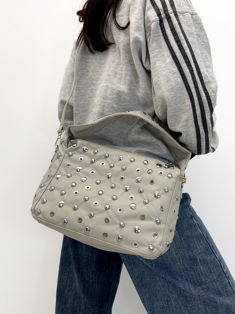 IMG_0905 Sac Hobo Vegan à Clous Métalliques Graphiques – Image 1