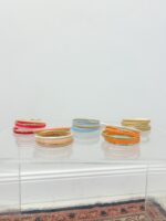 Bracelet Multi-Joncs Résine aux Détails Dorés – Image 3