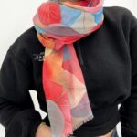 Écharpe Feuillage Graphique – Élégance Automnale