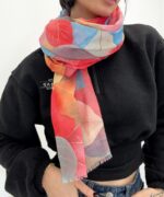 Écharpe Feuillage Graphique – Élégance Automnale