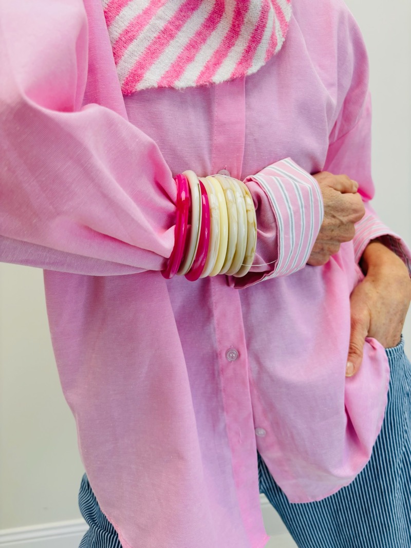 IMG_2895 Bracelet Multi-Anneaux Résine aux Tons Lumineux – Image 1