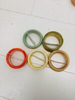 Bracelet Multi-Anneaux Résine aux Tons Lumineux – Image 4