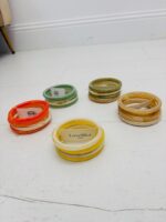 Bracelet Multi-Anneaux Résine aux Tons Lumineux – Image 2