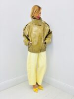 Blouson Aspect Vinyle – Esprit Urbain Chic et Caractère Affirmé – Image 4