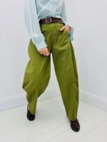 Pantalon Ceinturé Coupe Barrel – Allure Moderne et Structurée – Image 5