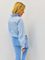 Chemise Rayée à Volants en Coton – élégance graphique et féminité moderne – Image 3