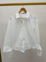 Chemise Blanche en Coton avec Nœuds aux Manches – minimalisme chic et détail mode – Image 4