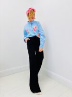 Chemise Rayée Brodée – esprit pop, créativité et élégance décontractée