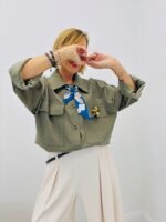 Chemise Esprit Saharienne à Détail Foulard – allure chic décontractée