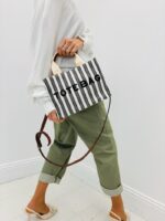 Tote Bag Graphique à Rayures et Message Brodé – Image 3