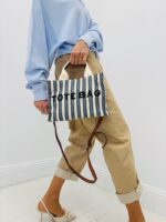 Tote Bag Graphique à Rayures et Message Brodé – Image 5