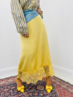 Jupe Satinée Fluide Avec Finition Dentelle – Image 2