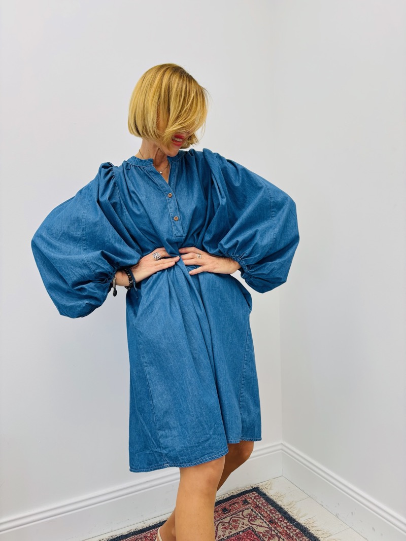 IMG_3992 Robe en Denim Léger aux Manches Bouffantes Élégantes – Image 1