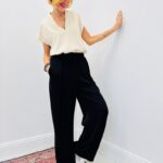 Top À Col V Fluide – Élégance Minimaliste