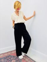 Top À Col V Fluide – Élégance Minimaliste