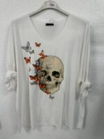 T-shirt fluide col V imprimé artistique crâne & papillons – Grande taille – Image 11