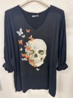 T-shirt fluide col V imprimé artistique crâne & papillons – Grande taille – Image 10