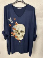 T-shirt fluide col V imprimé artistique crâne & papillons – Grande taille – Image 9