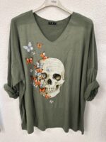 T-shirt fluide col V imprimé artistique crâne & papillons – Grande taille – Image 8