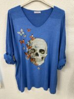 T-shirt fluide col V imprimé artistique crâne & papillons – Grande taille – Image 7