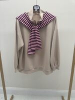 Sweat grande taille col montant à détail foulard rayé – Confort chic & touche graphique – Image 3