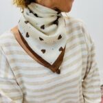 Carré Motif Cœur – L’Accessoire Doux & Intemporel