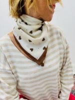 Carré Motif Cœur – L’Accessoire Doux & Intemporel