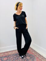 T-shirt Col V Cœur Léopard Brodé – Essentiel Chic & Féminin – Image 3