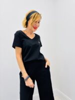 T-shirt Col V Cœur Léopard Brodé – Essentiel Chic & Féminin