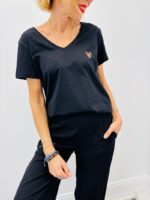 T-shirt Col V Cœur Léopard Brodé – Essentiel Chic & Féminin – Image 4