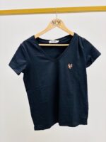 T-shirt Col V Cœur Léopard Brodé – Essentiel Chic & Féminin – Image 2