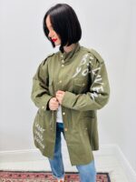 Veste Longue Esprit Militaire – Message & Détails Peints