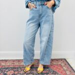 Jean Coupe Barrel Bleu Clair – Allure Moderne & Confort Absolu