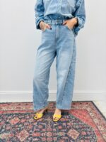 Jean Coupe Barrel Bleu Clair – Allure Moderne & Confort Absolu