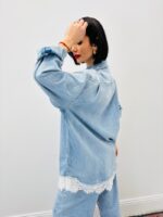 Chemise Denim Oversize à Finition Dentelle – Casual Chic & Féminin – Image 5